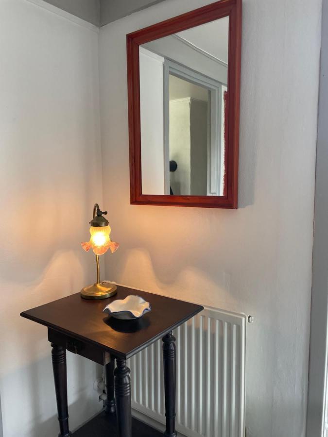 Vaerelser I Historisk Hus Med Sjael Og Atmosfaere Helsinge Esterno foto