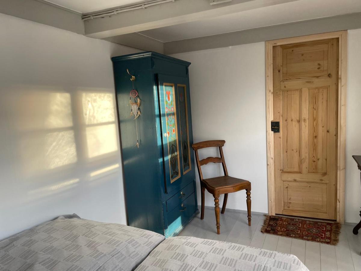 Vaerelser I Historisk Hus Med Sjael Og Atmosfaere Helsinge Esterno foto